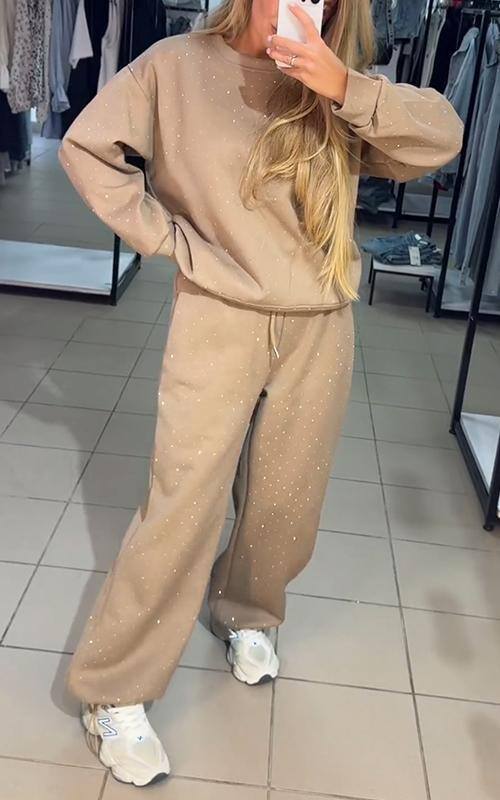 Fato feminino de duas peças com gola redonda e capuz em forma de diamante