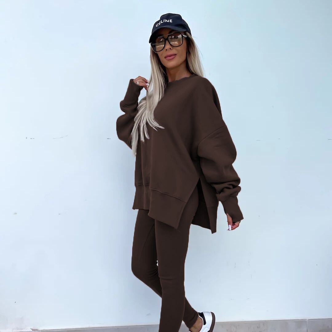 Um conjunto confortável de moletom e leggings oversize