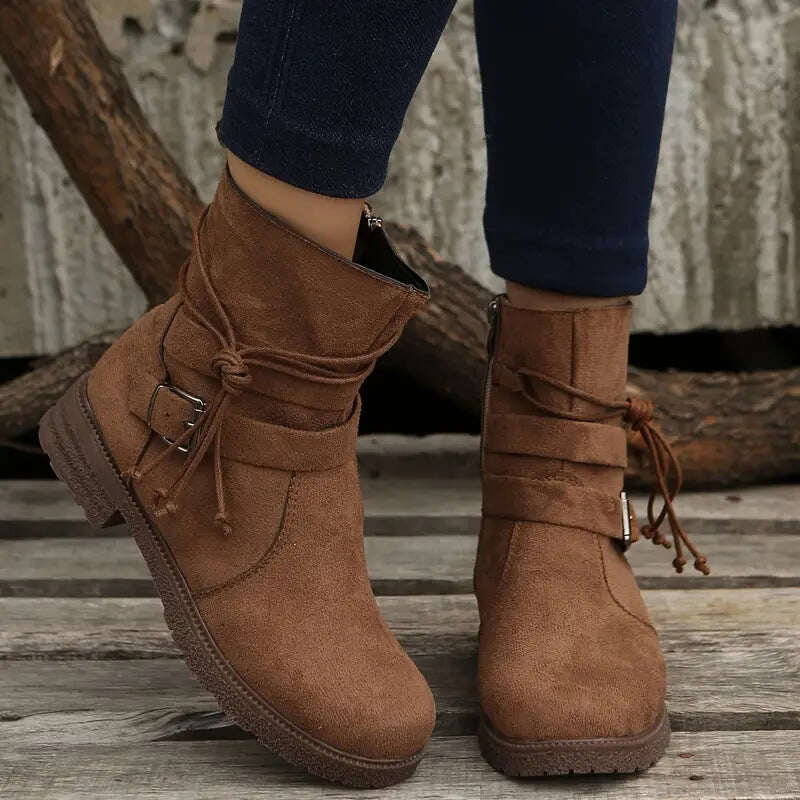Sapatos femininos com tira decorativa e fivela