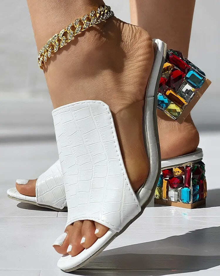 2023 Salto alto pele de crocodilo com pedras em relevo