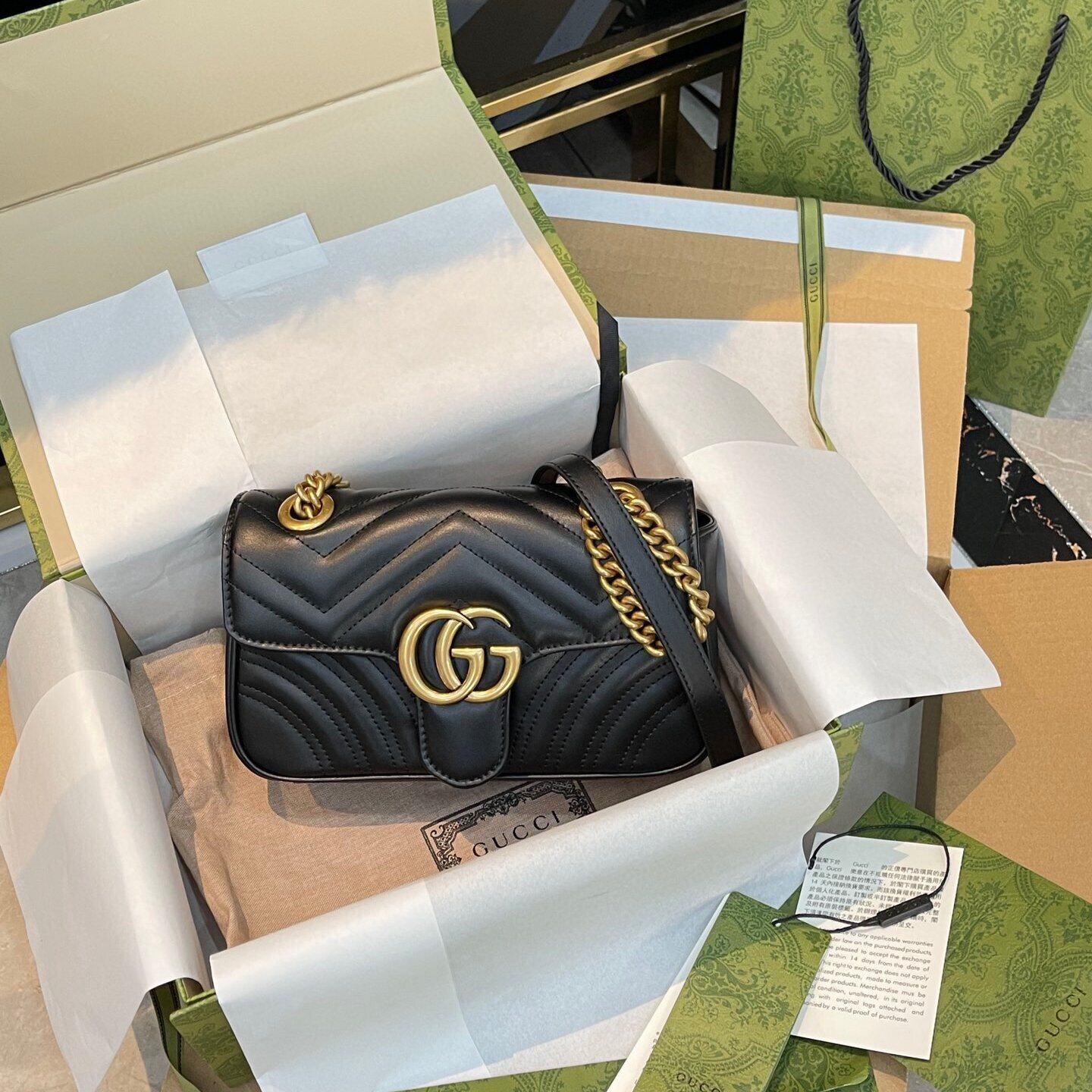 Czarna torebka Gucci na łańcuszku
