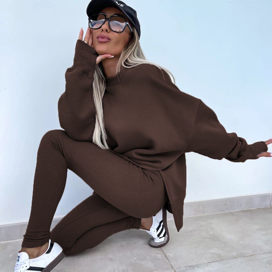 Um conjunto confortável de moletom e leggings oversize