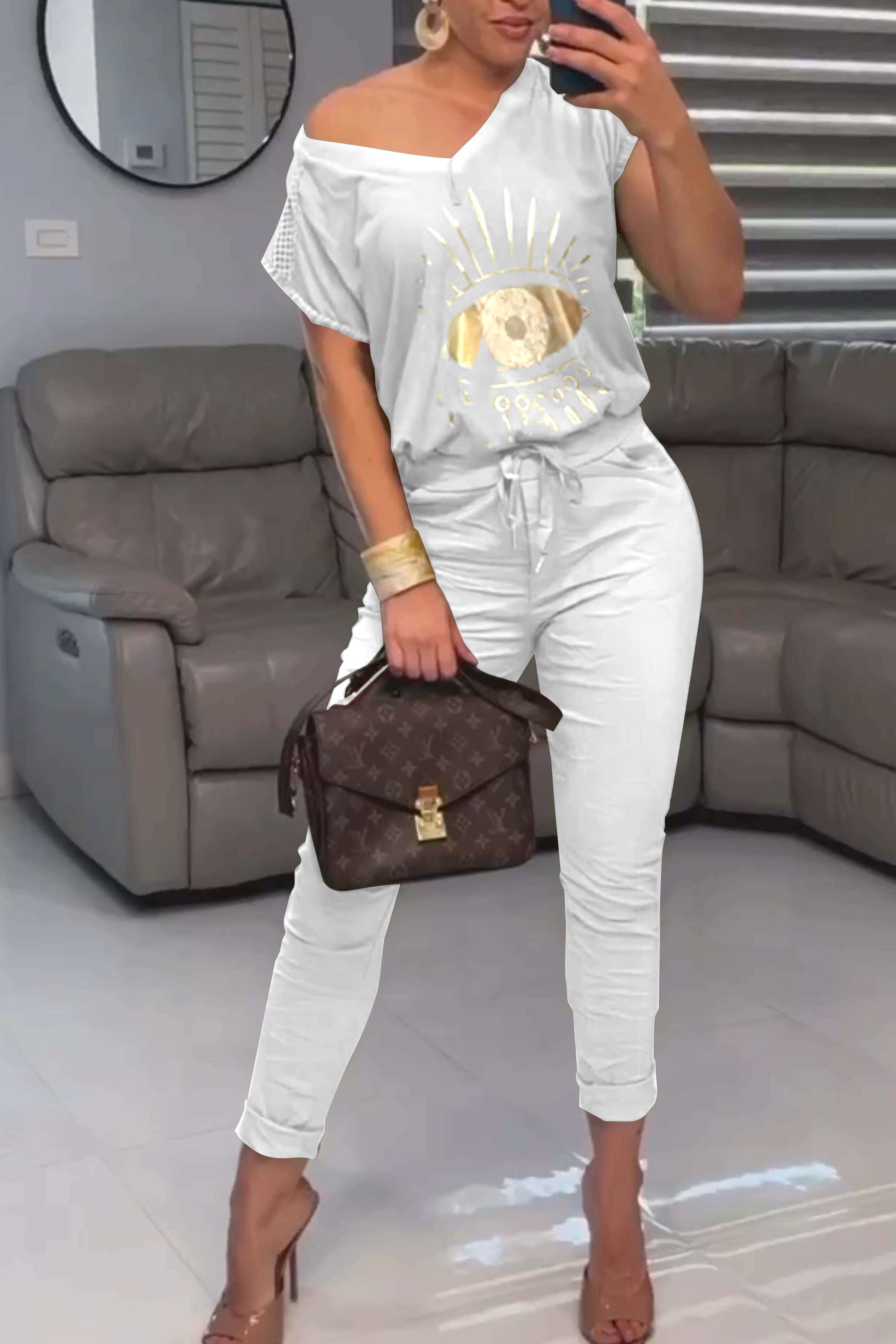 Conjunto de duas peças estampado com blusa e calça com decote em V