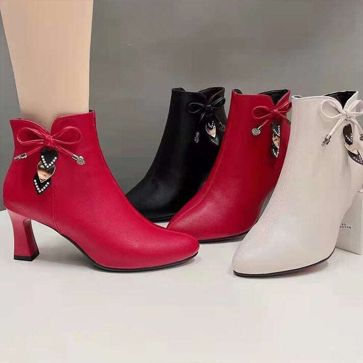 Botins modernos de bico fino com laço