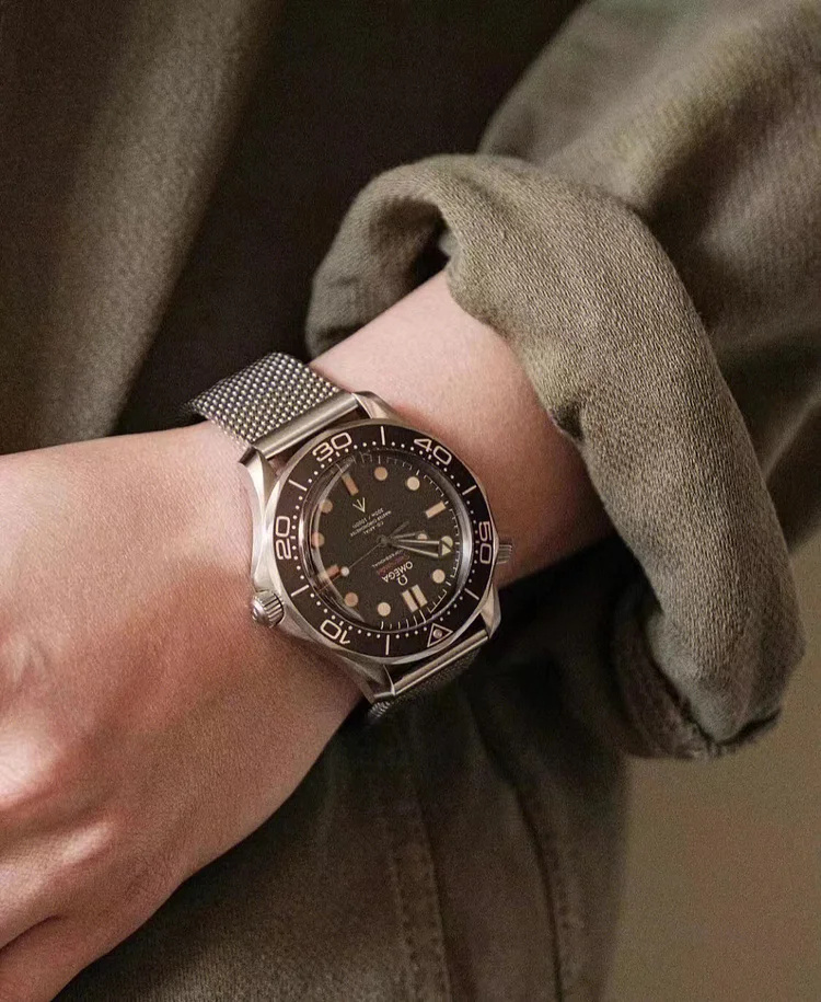 Montre OMEGA Seamaster Diver 300M Co-Axial Master Chronometer Edição 007 42mm