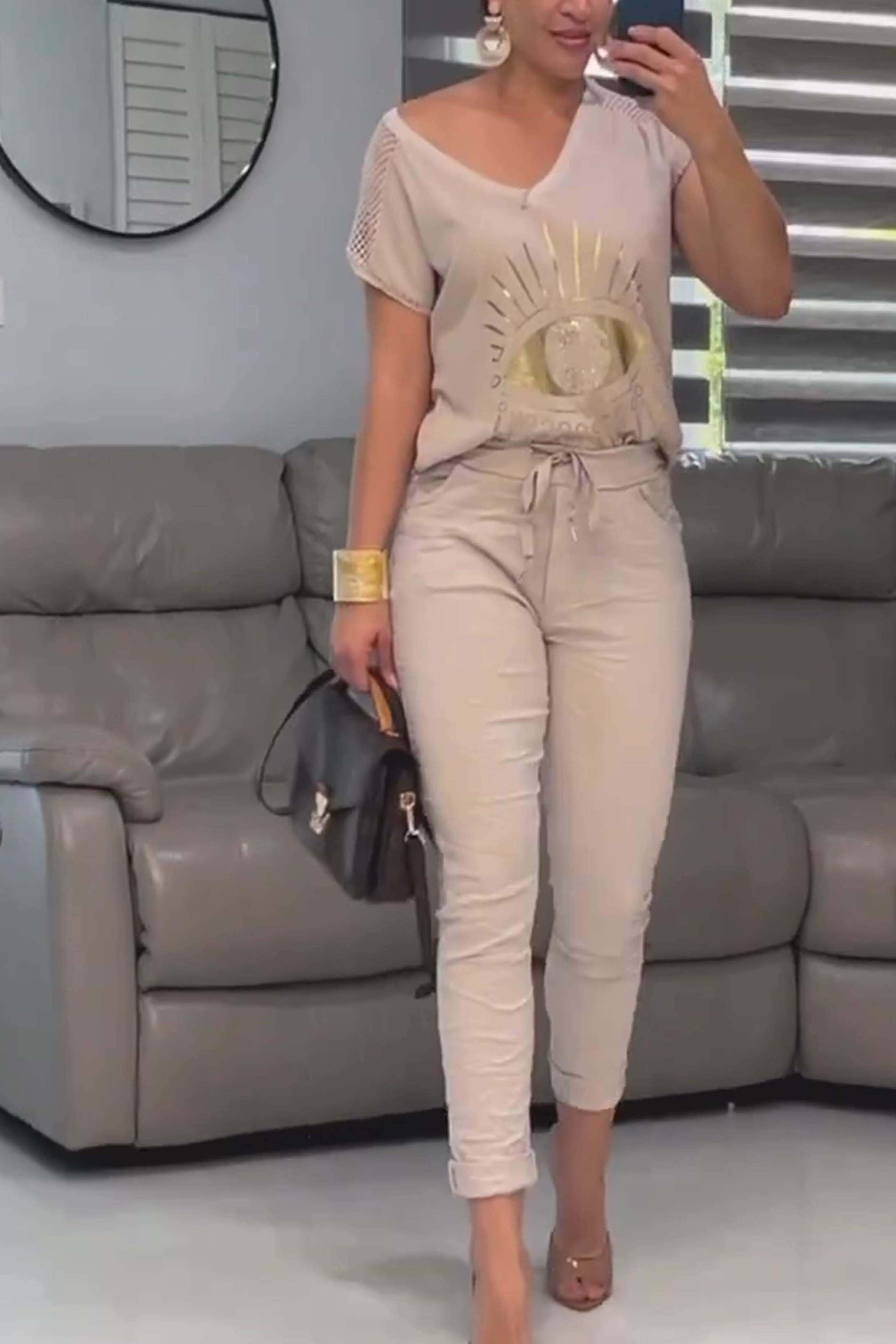Conjunto de duas peças estampado com blusa e calça com decote em V