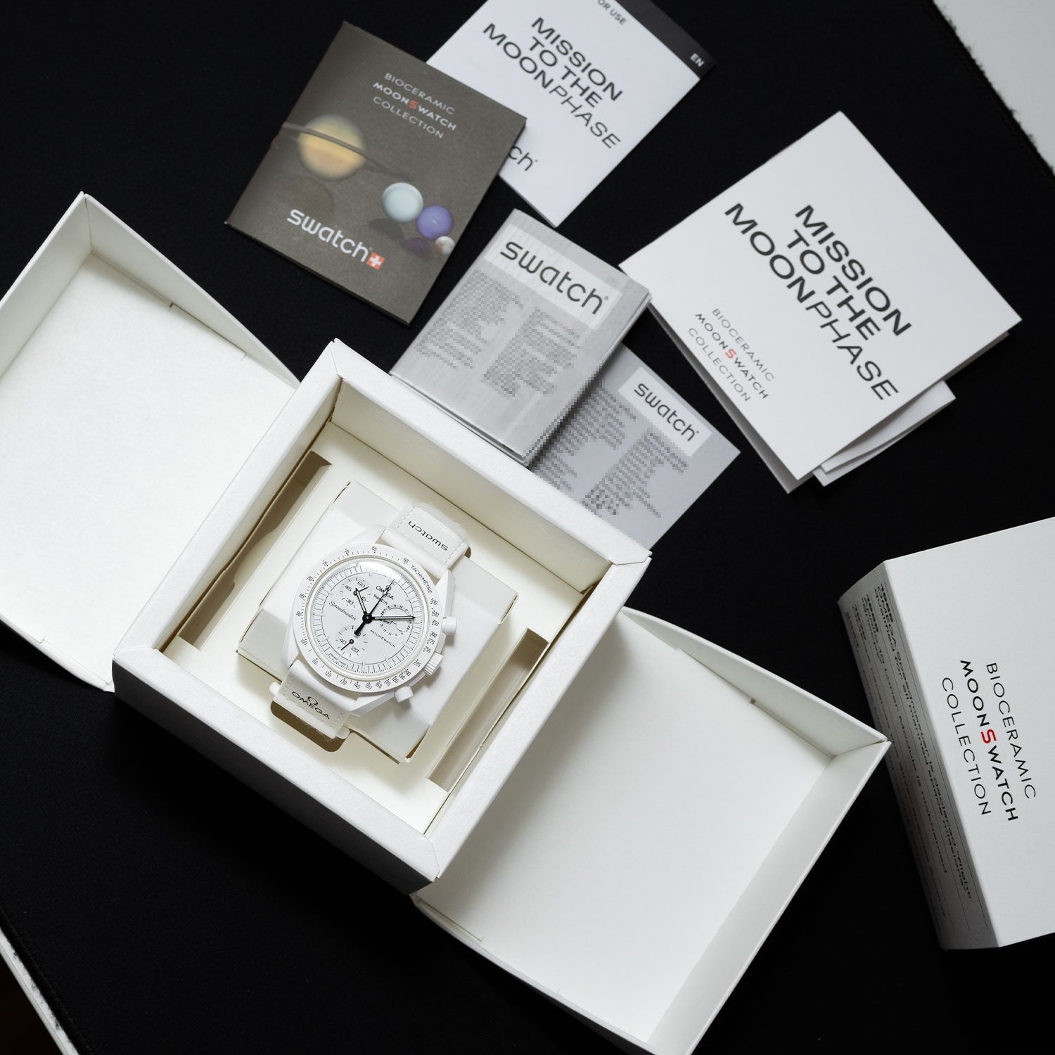 Swatch X Omega Moonswatch - Snoopy-SO33W700