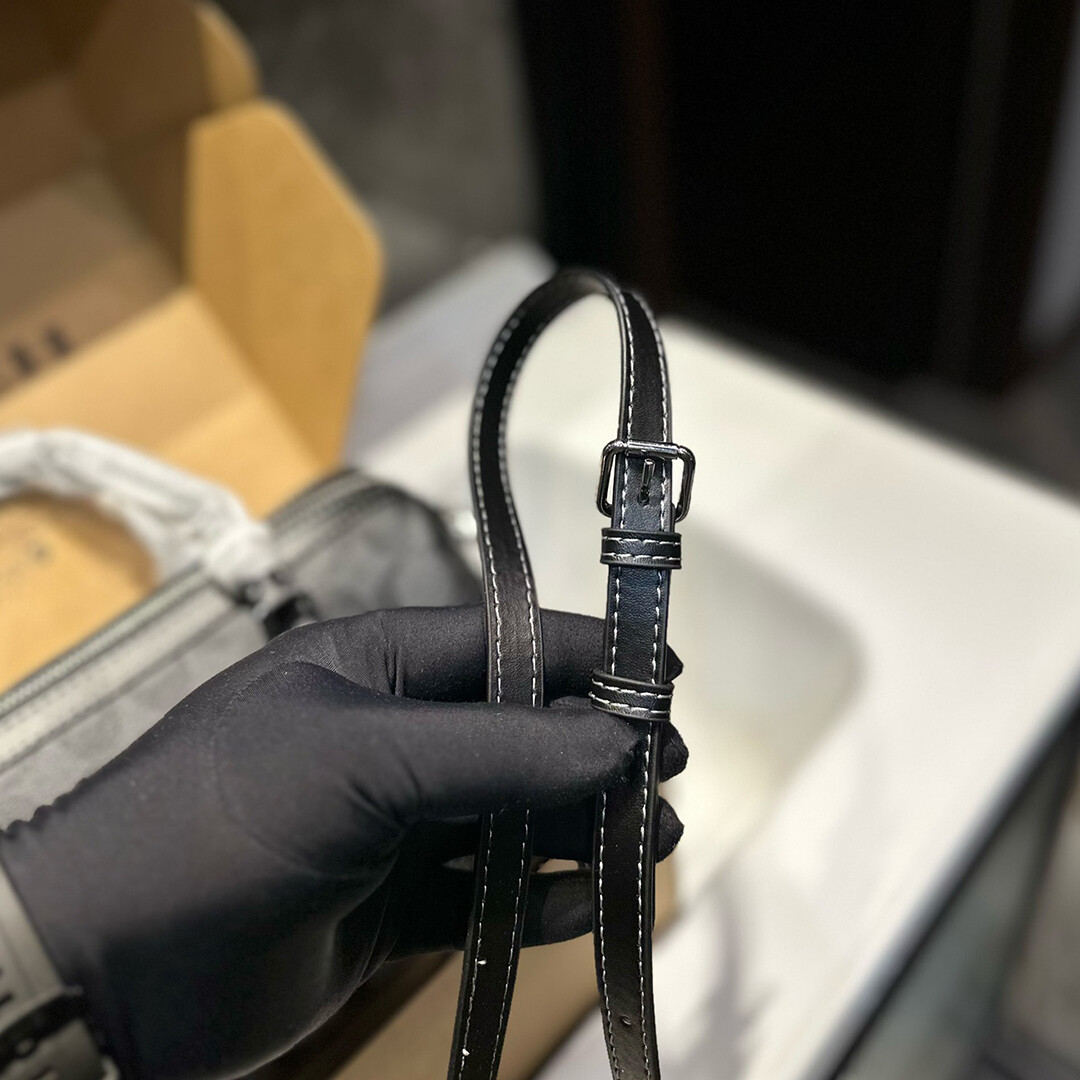 Bolsa de mão Coach Pillow Bag Crossbody multiuso