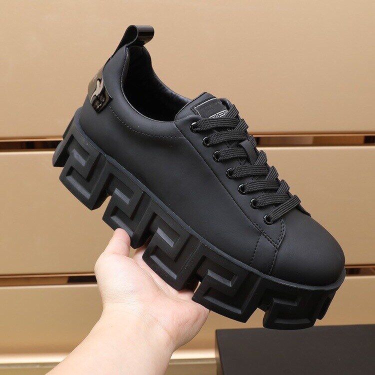 2024 novos tênis Medusa com sola grossa