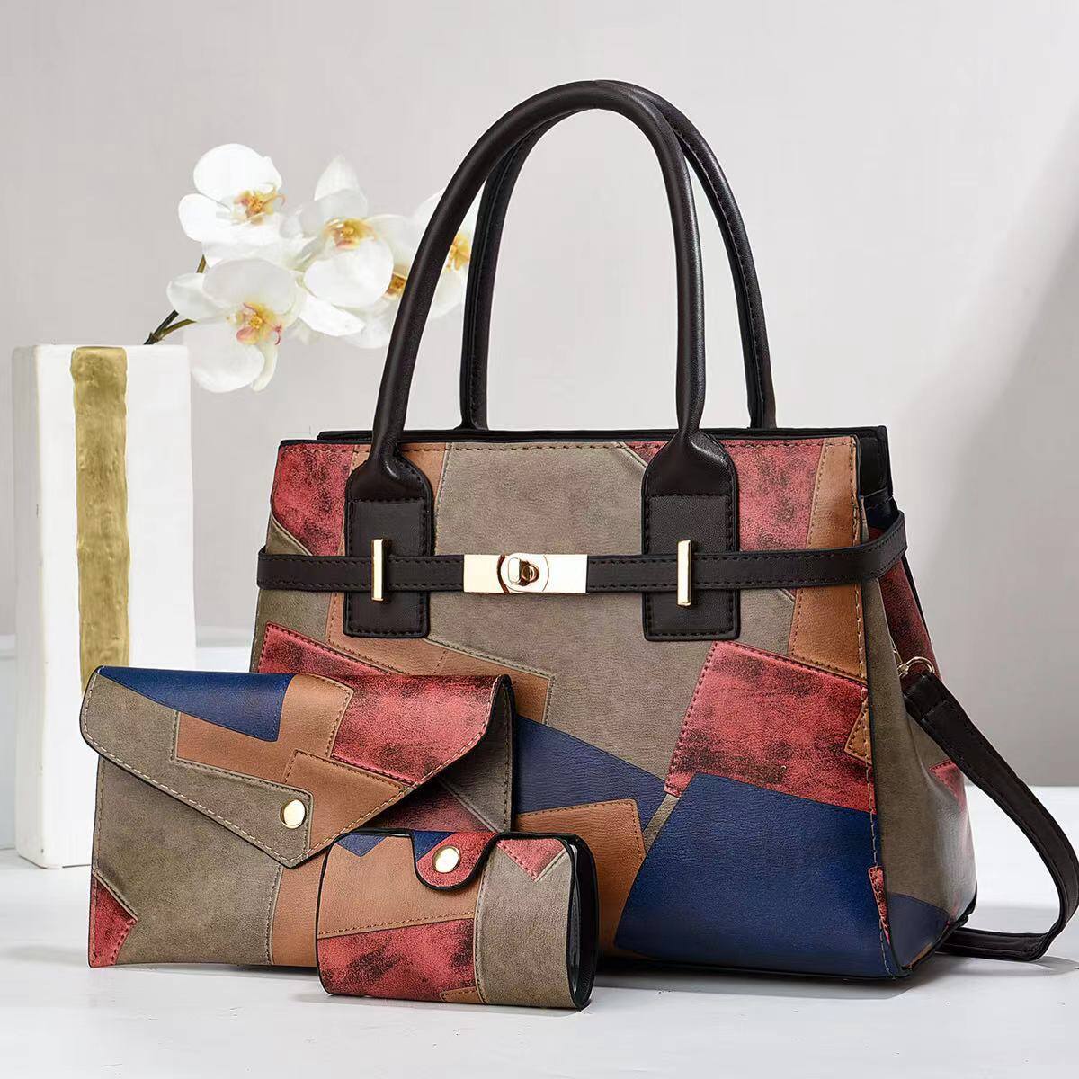 Three-piece handbag set: spacious, natural leather, perfect for everyday travel.
