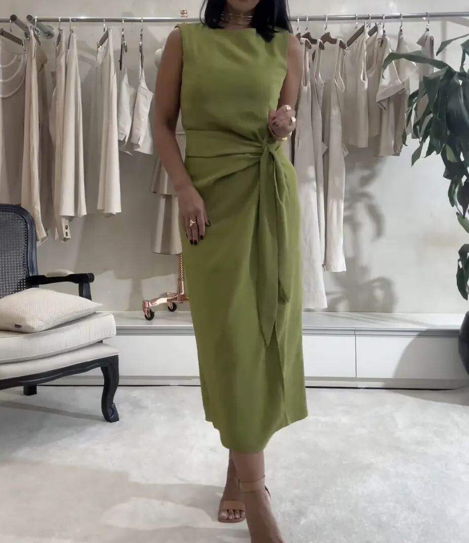 Vestido midi sem mangas com amarração