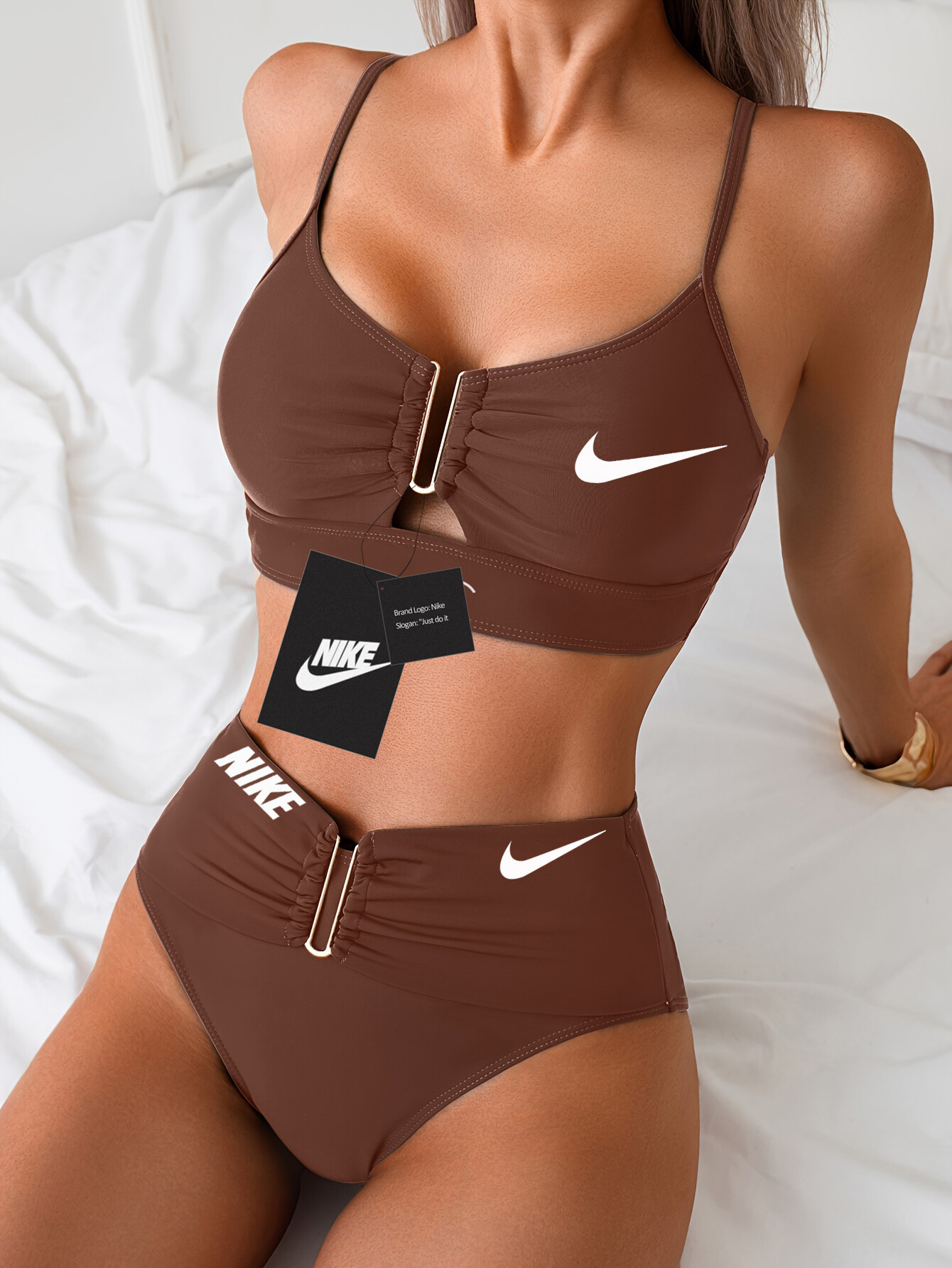 Um elegante conjunto de biquíni com cintura alta, fecho de botão na frente e zíper na lateral, representa elegância e um acessório de moda.