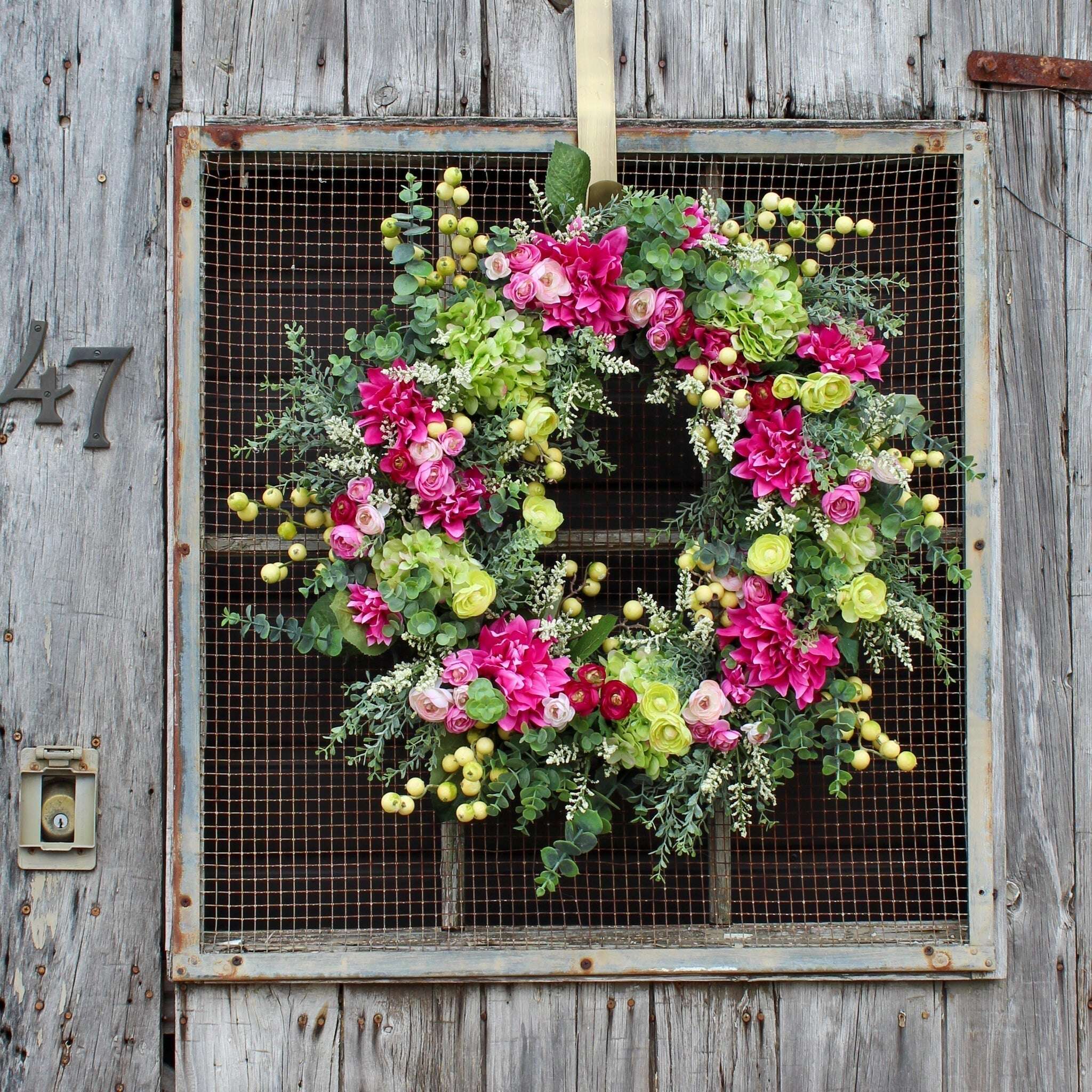Primavera verão eucalipto verde hortênsia e coroa de dália fúcsia