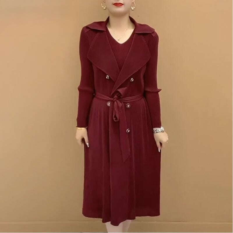 Elegante gola pregueada do vestido, imitando um sobretudo de duas peças