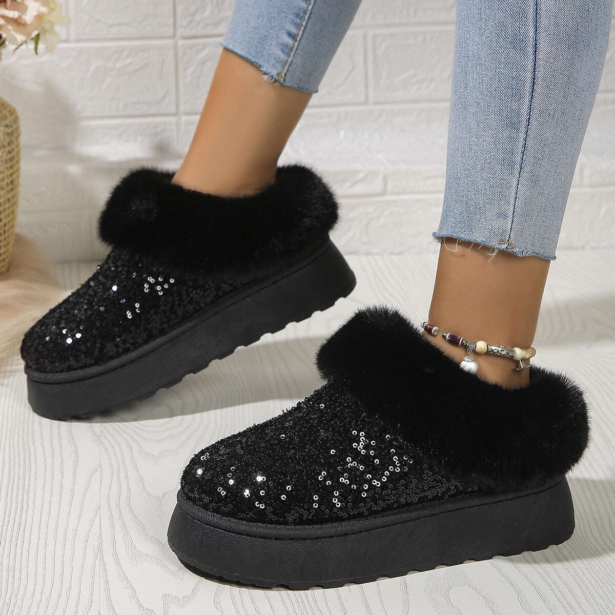 Sapatos plataforma elegantes e luxuosos com lantejoulas