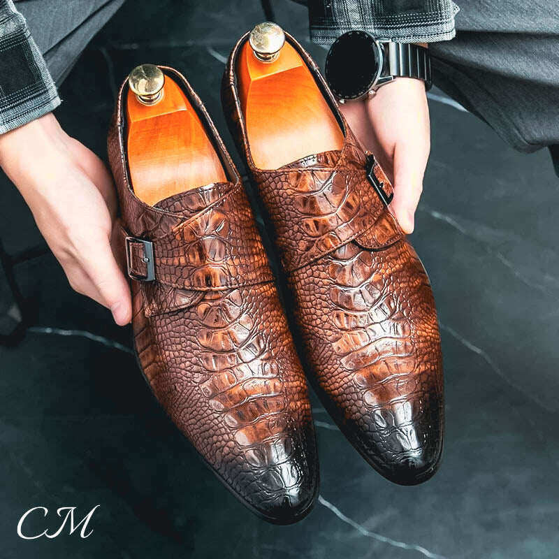 Sapatos de couro com fivela 