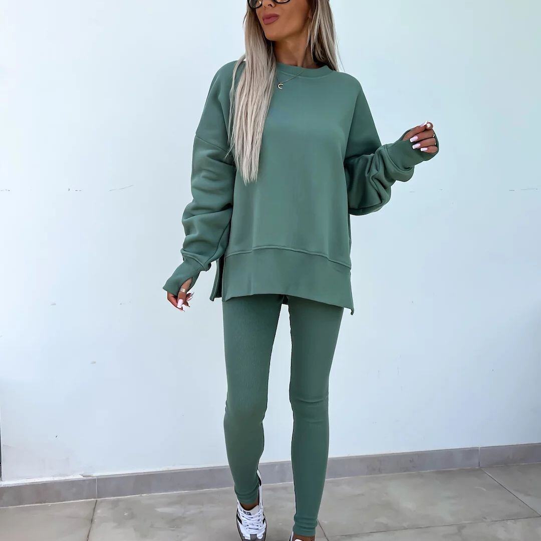 Um conjunto confortável de moletom e leggings oversize