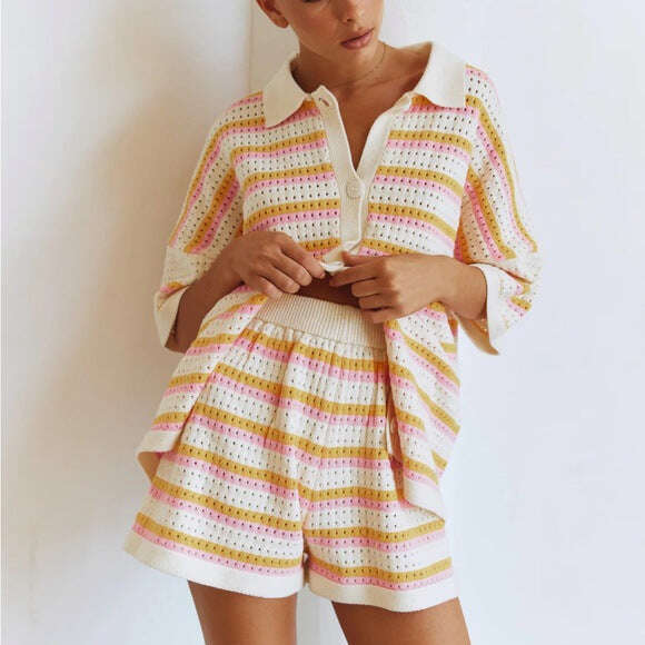 Conjunto de duas peças com manga curta e shorts, tricotado com listras
