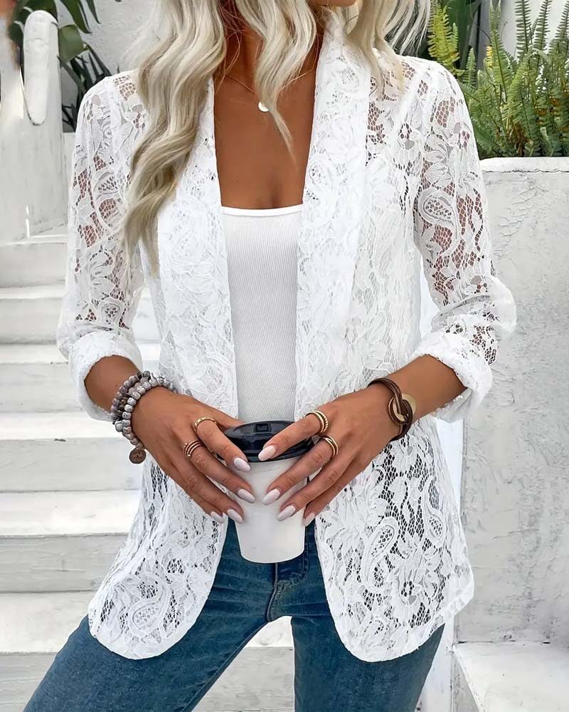 Casaco elegante monocromático com renda floral e lapelas