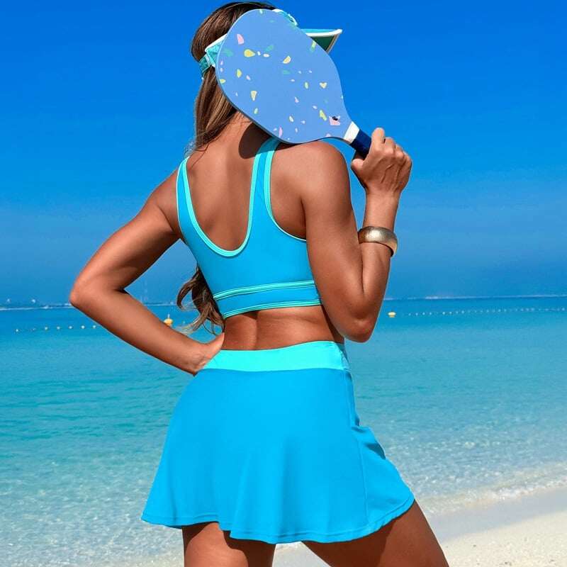 Modischer Bikini-Badeanzug mit Farbblockierung und Sportrock