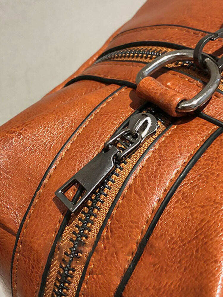 Bolsa feminina retrô rebitada Bolsa crossbody com grande capacidade