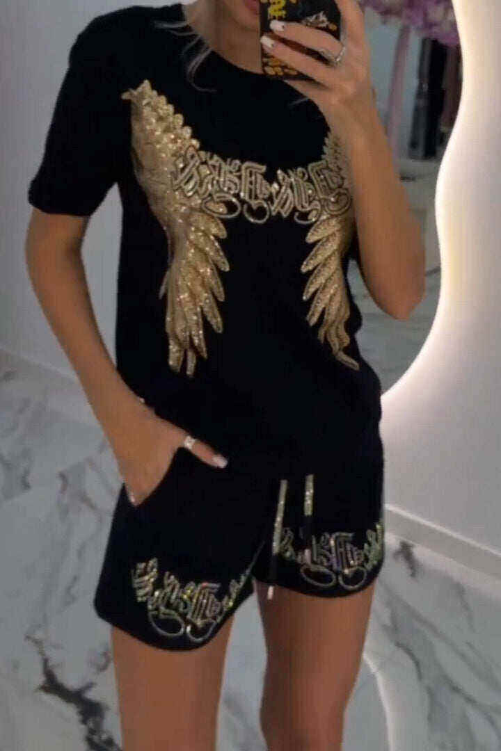 Conjunto feminino composto por top e shorts com estampa de penas brilhantes