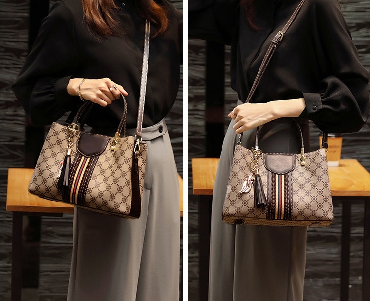 New handbag: vintage style, large capacity, natural leather.
