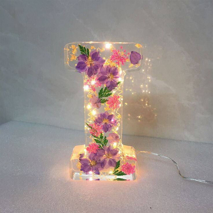 🌸Luz noturna de resina com flores feita à mão