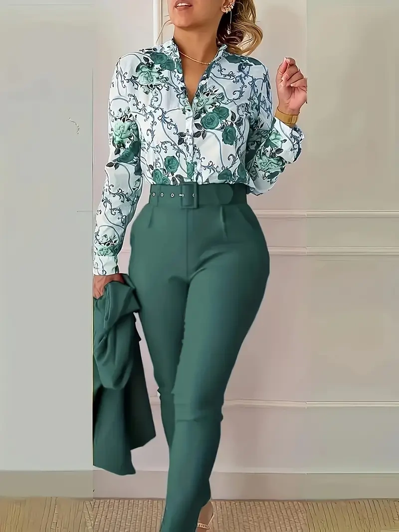 Conjunto elegante de duas peças – Blusa floral, calça com cinto, decote em V.