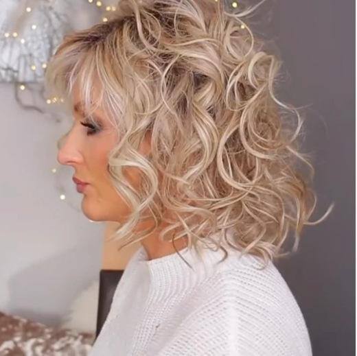 Blonde, voluminous, short, wavy, curly wig