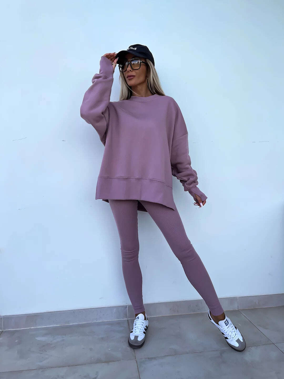 Um conjunto confortável de moletom e leggings oversize