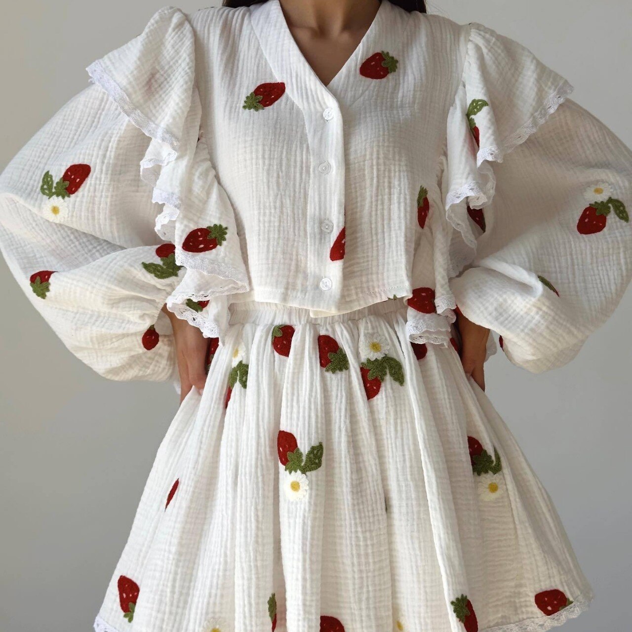 Terno elegante de saia com babados de algodão e linho com estampa de morango