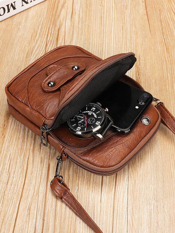 Bolsa crossbody de couro com tachas e tachas