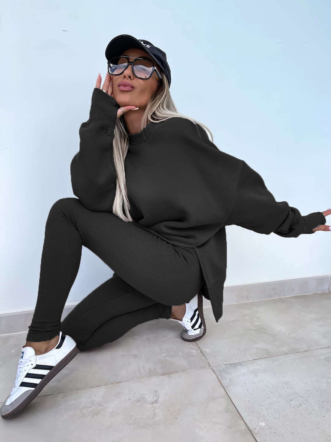 Um conjunto confortável de moletom e leggings oversize
