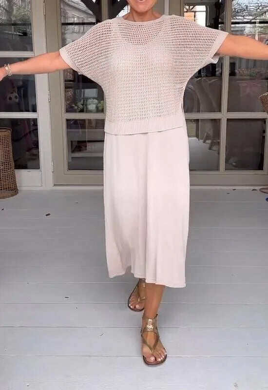 Vestido de duas peças com ombreiras e blusa perfurada