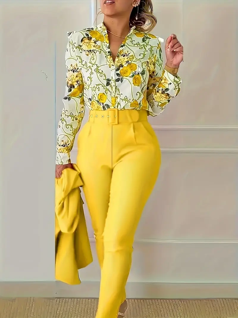 Conjunto elegante de duas peças – Blusa floral, calça com cinto, decote em V.