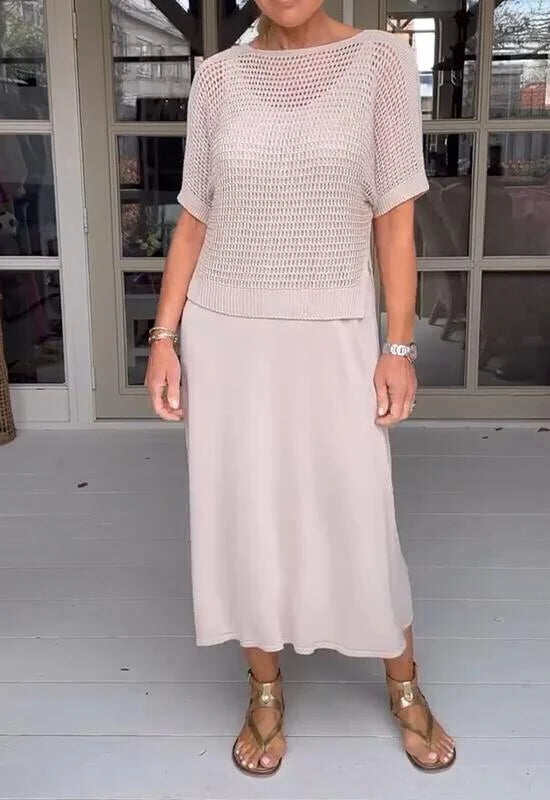 Vestido de duas peças com ombreiras e blusa perfurada