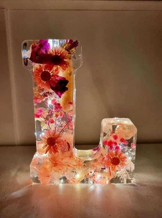 🌸Luz noturna de resina com flores feita à mão