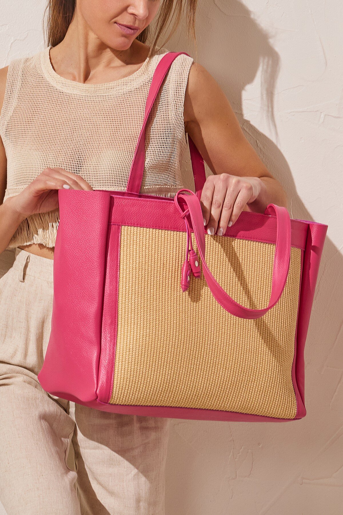 δερμάτινη tote με ψάθα