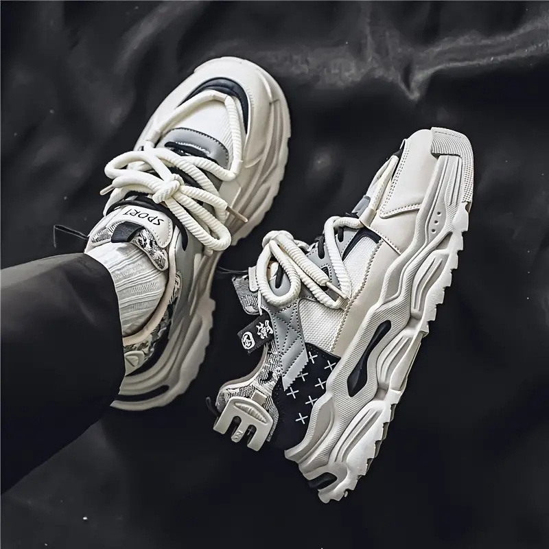 Μοντέρνα αθλητικά παπούτσια που αναπνέουν με δίχρωμες ραφές