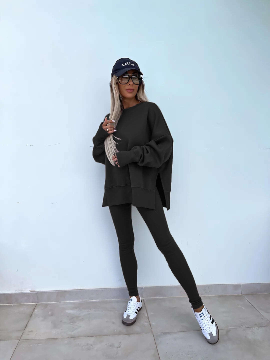 Um conjunto confortável de moletom e leggings oversize