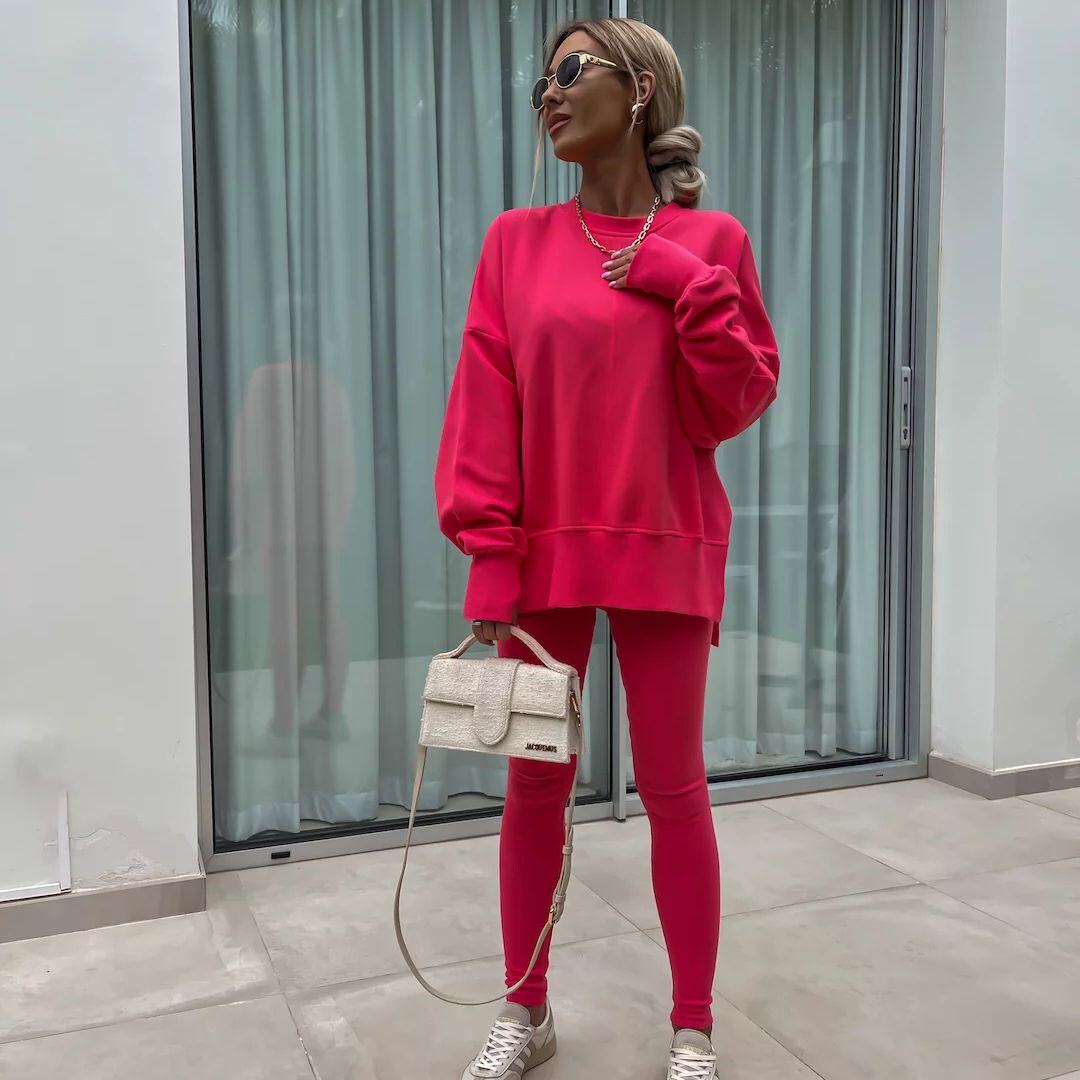 Um conjunto confortável de moletom e leggings oversize