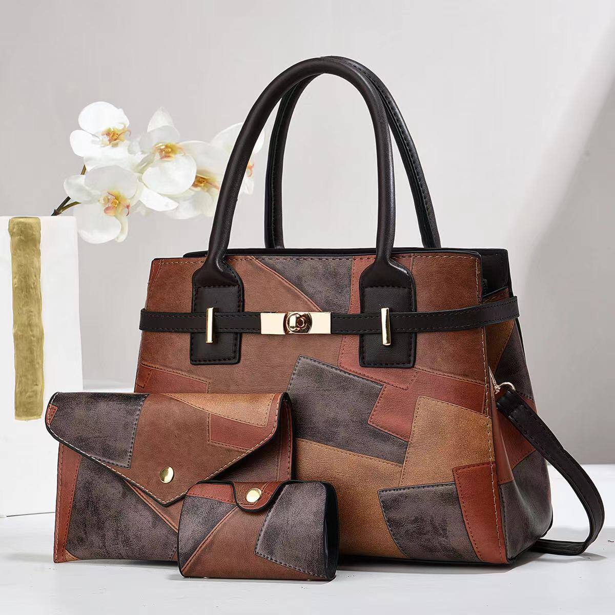 Three-piece handbag set: spacious, natural leather, perfect for everyday travel.