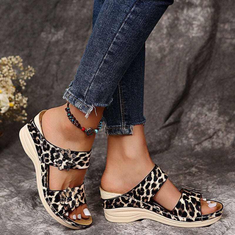 Sandálias casuais femininas com corte floral