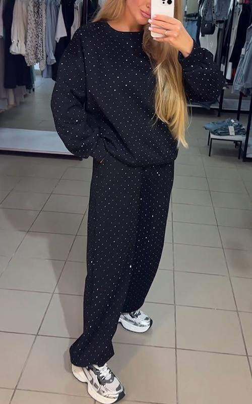 Fato feminino de duas peças com gola redonda e capuz em forma de diamante