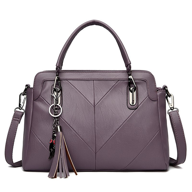 Bolsa mensageiro espaçosa em um ombro em um novo estilo de franjas