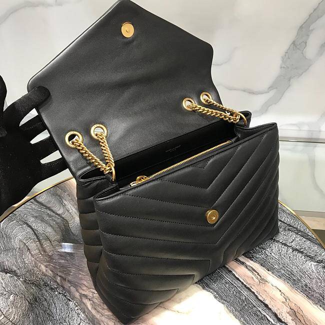 Bolsa YSL Média 32 Loulou Preta em Ouro 32x22x11cm