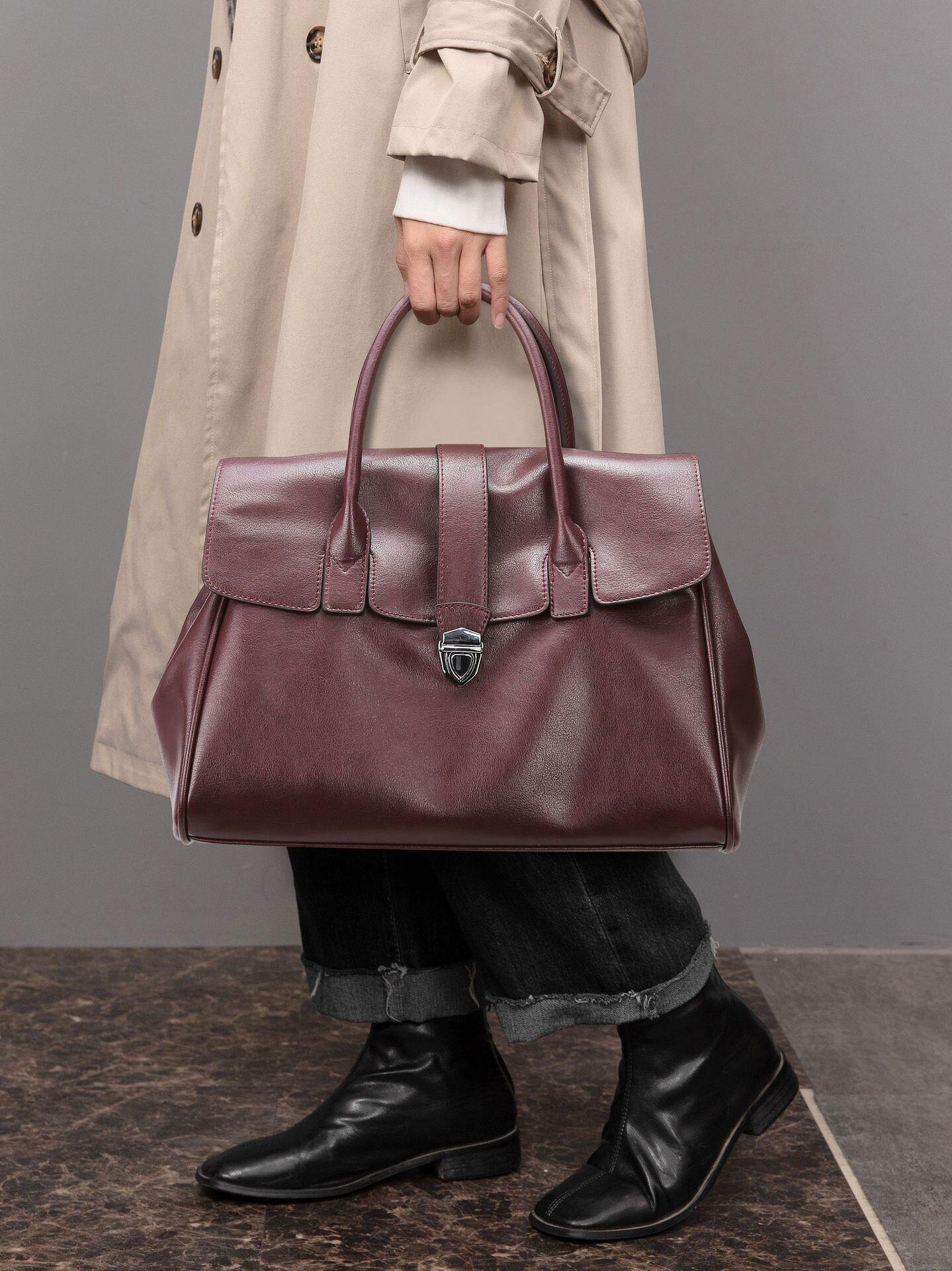 Új kézitáska: nagy kapacitású, természetes bőrből. Alkalmas mindennapi utazáshoz.