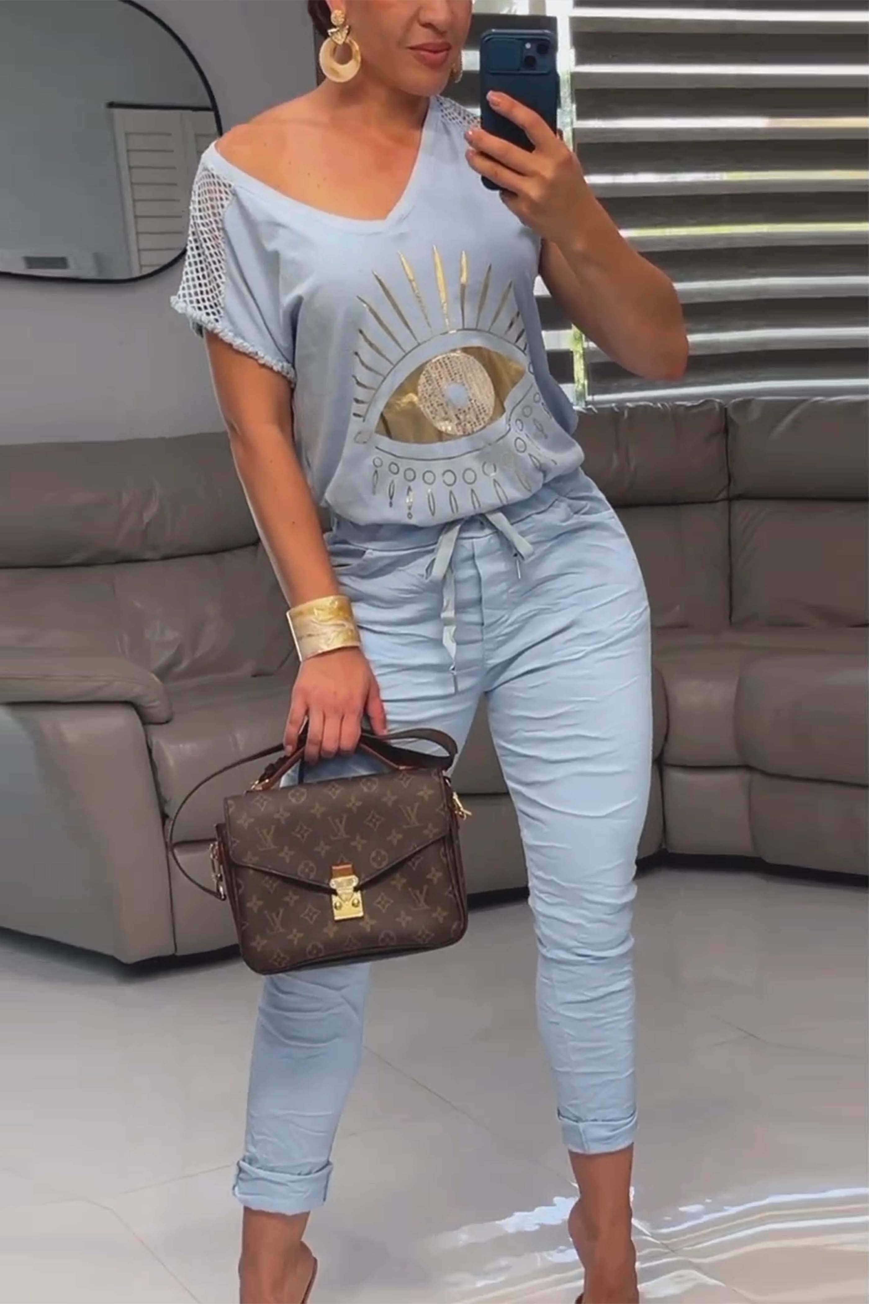 Conjunto de duas peças estampado com blusa e calça com decote em V