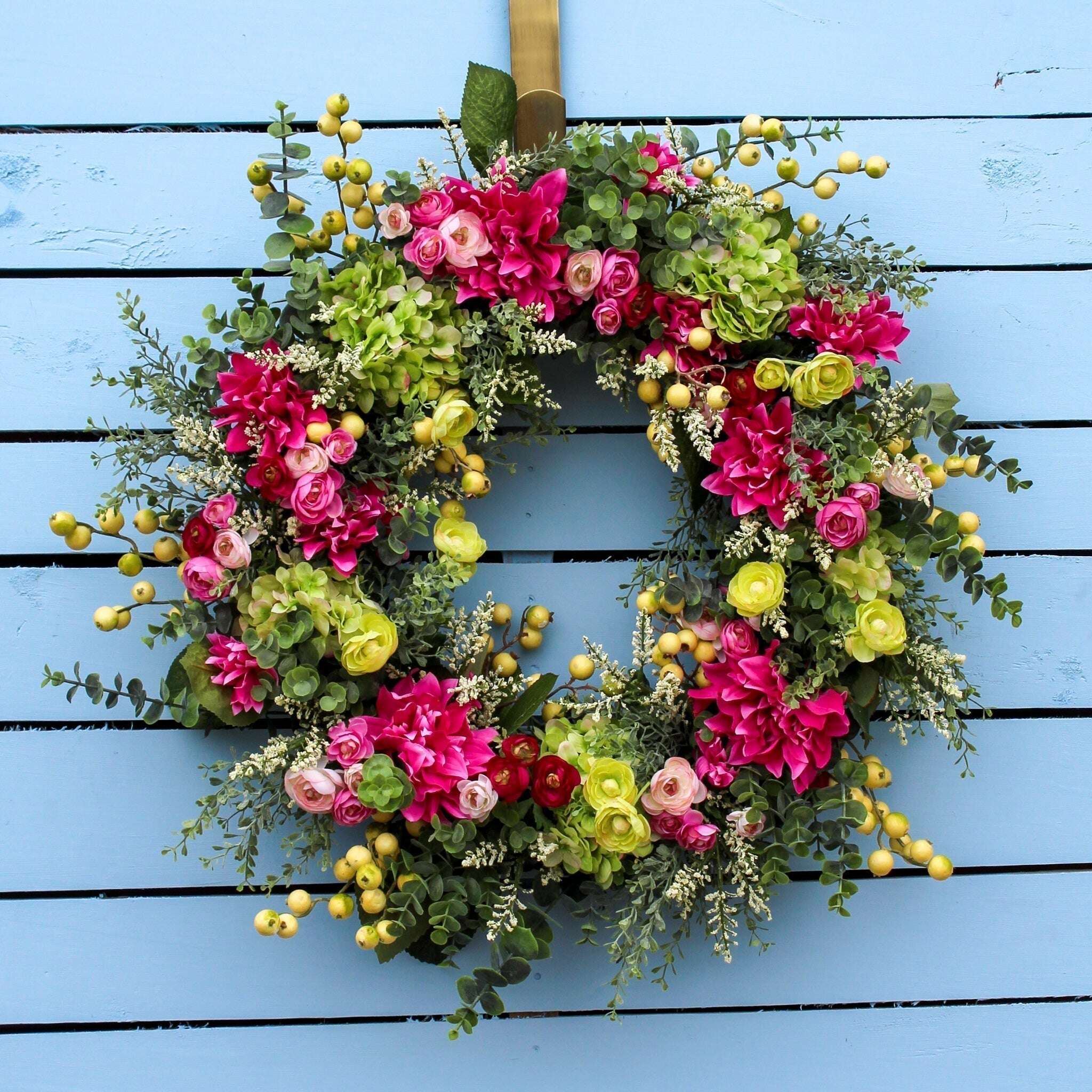 Primavera verão eucalipto verde hortênsia e coroa de dália fúcsia